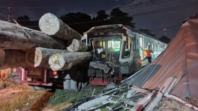 67f5ea4a98554-kereta-api-commuter-line-cl-jenggala-tertabrak-truk-muatan-kayu-di-gresik_665_374.jpg