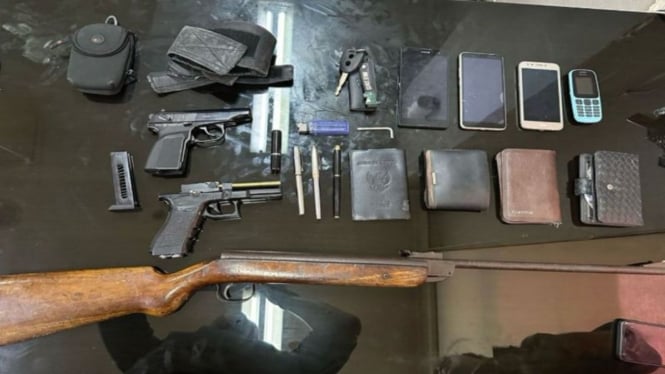 680da34d619c1-sejumlah-barang-bukti-yang-disita-dari-oknum-pengacara-yang-ditangkap-di-jakarta_665_3.jpeg