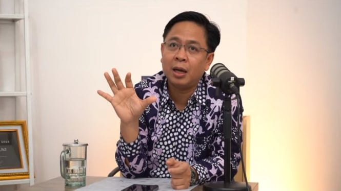 65a8ae2d5b33e-direktur-eksekutif-lndikator-politik-indonesia-burhanuddin-muhtadi_665_374.jpg