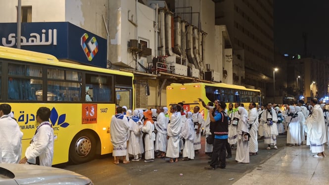 6822c7101172d-jemaah-naik-bus-shalawat-di-mekah_665_374.jpg