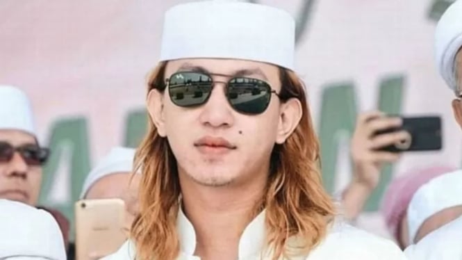 6629fc4e87c7d-pimpinan-ponpes-tajul-alawiyyin-habib-bahar-bin-smith_665_374.jpg