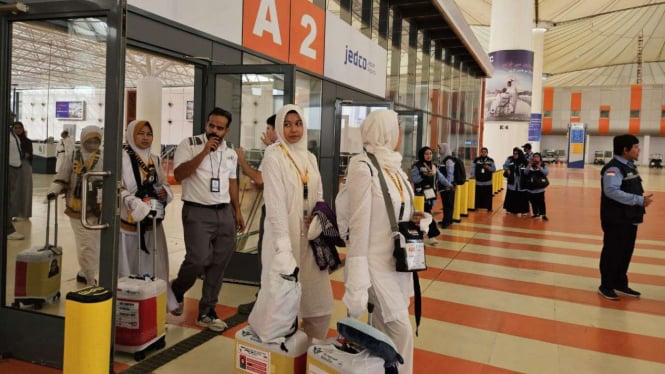 6839d7496f704-jemaah-indonesia-tiba-di-bandara-king-abdul-aziz-jeddah-arab-saudi_665_374.jpg