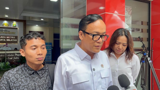 6874eca886697-wakil-menteri-ketenagakerjaan-immanuel-ebenezer-tengah_665_374.jpg