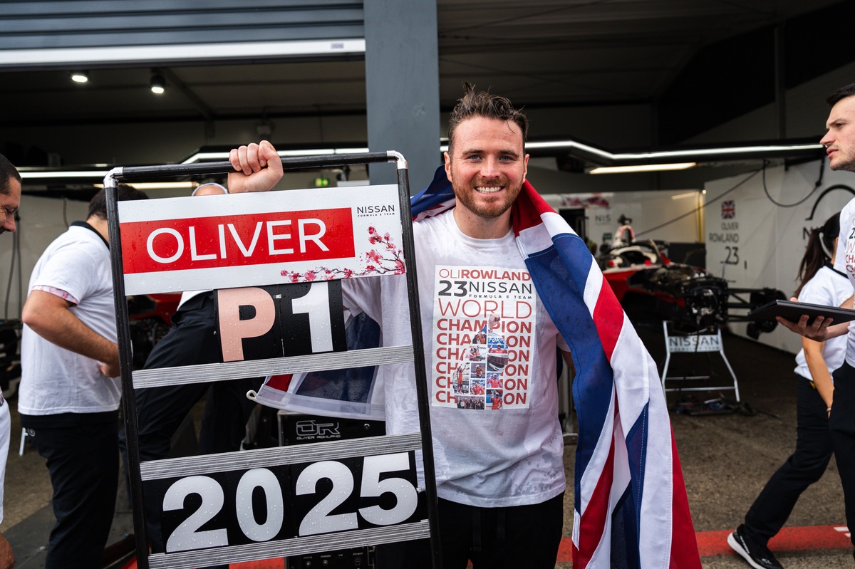 oliver-rowland-nissan-formula-.jpg