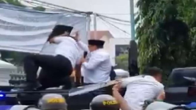 689c5862e8a79-bupati-pati-sudewo-menemui-massa-pendemo-13-agustus-2025_665_374.jpg