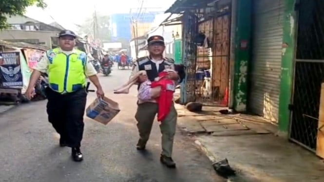6848ff32b17af-satpol-pp-kebayoran-lama-mengamankan-anak-yang-diduga-disiksa-oleh-orang-tuanya_665_37.jpeg
