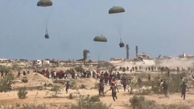 68997d72955c8-warga-gaza-palestina-berebut-bantuan-yang-dijatuhkan-dari-udara_665_374.jpeg