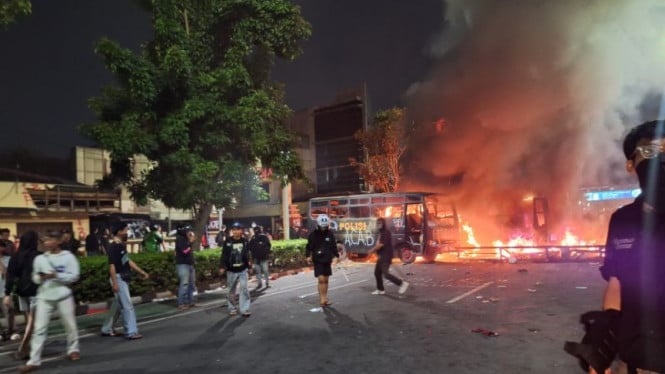68b250a63e67a-massa-membakar-dua-unit-bus-polisi-di-markas-gegana_665_374.jpg