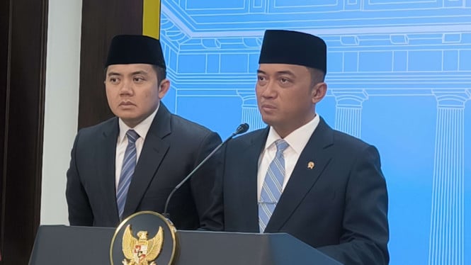 68be9879ad269-mensesneg-prasetyo-hadi-dan-seskab-teddy-indra-wijaya_665_374.jpg
