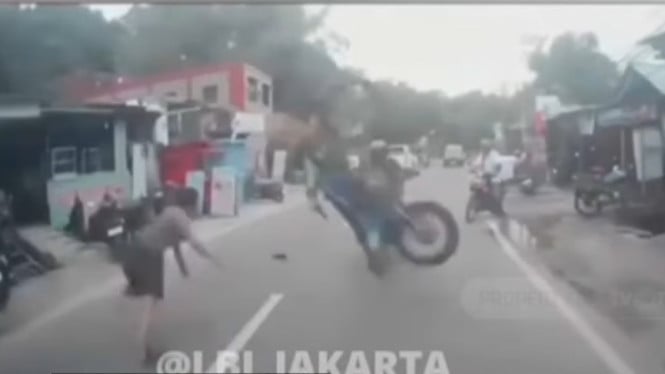 68c13db6af0f5-pemotor-gaya-gayaan-freestyle-malah-tabrak-pemotor-lain_665_374.png